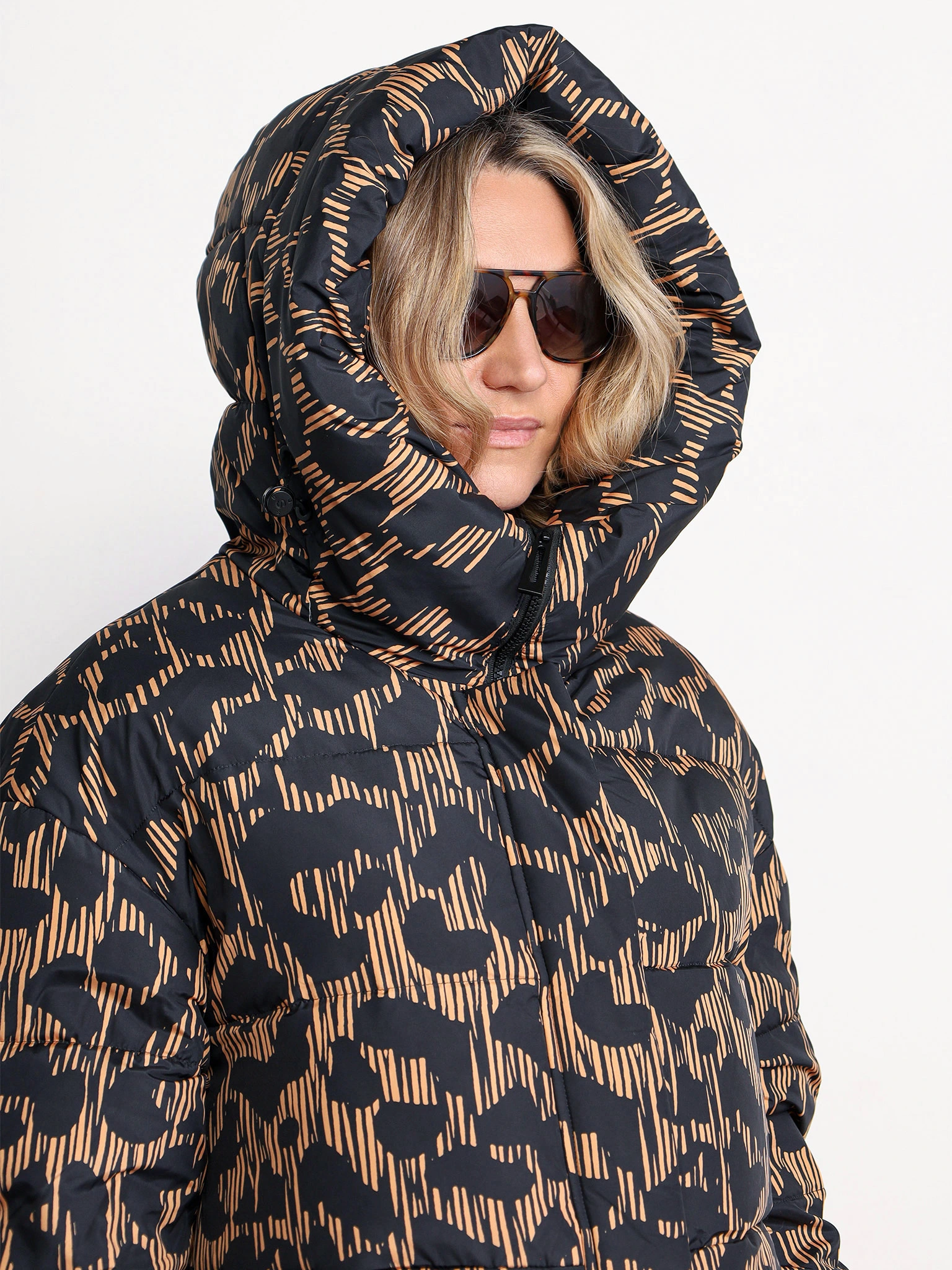 Пуховик с абстрактным принтом коричневого цвета с капюшоном